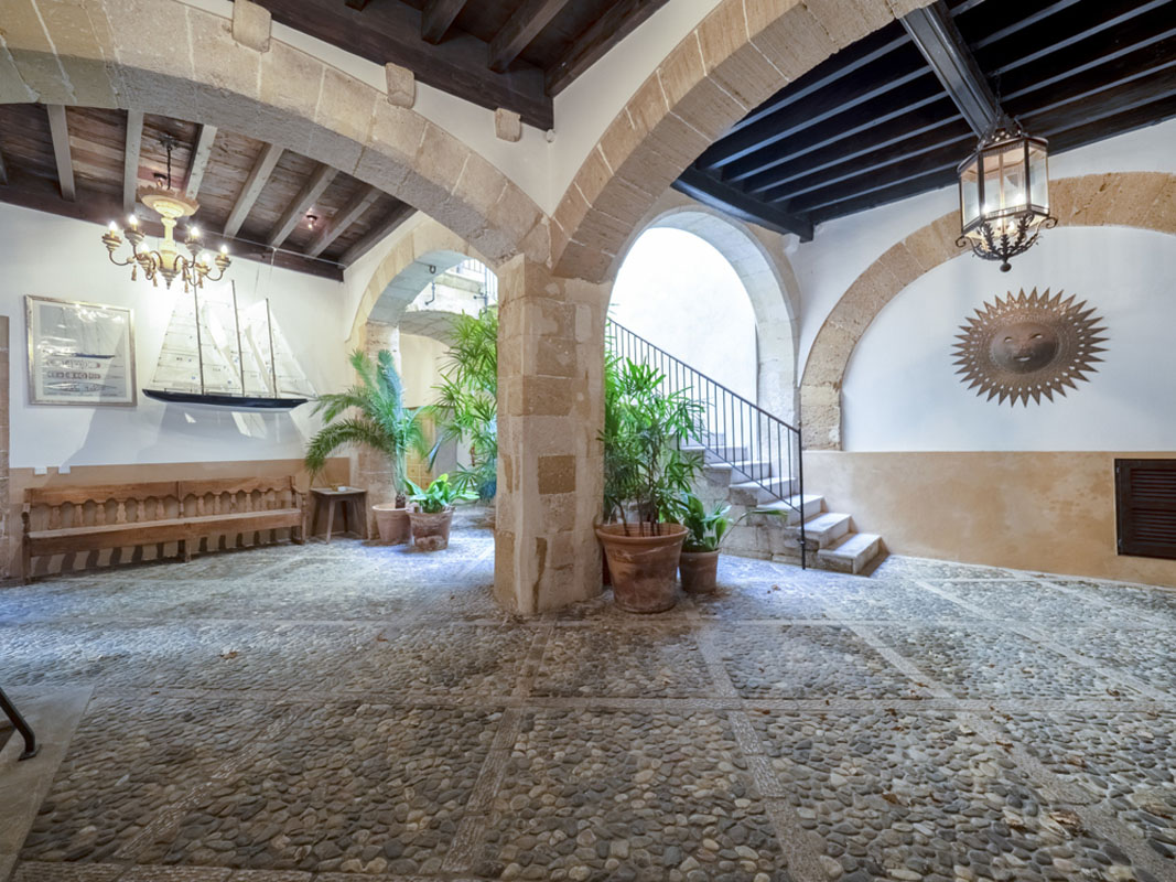 Portal Inmobiliario de Lujo en La Llotja, presenta chalet de lujo venta en Mallorca, casas premium para comprar y viviendas independientes en venta en Ciutat Antigua.