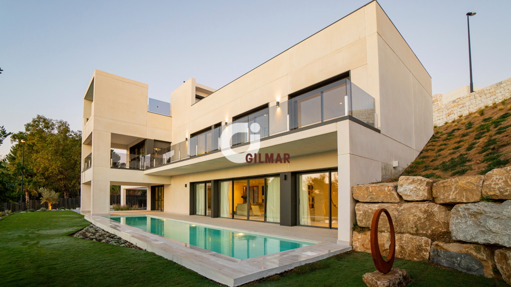 Portal Inmobiliario de Lujo en Benalmádena, presenta chalet de lujo venta en Málaga, propiedad independiente para comprar y lujosos inmuebles en venta en Costa del Sol Occidental.