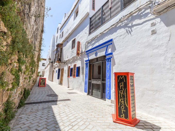 Portal Inmobiliario de Lujo en Tarifa, presenta chalet de lujo venta en Campo de Gibraltar, inmueble familiar para comprar y residencias lujosas en venta en Cádiz.