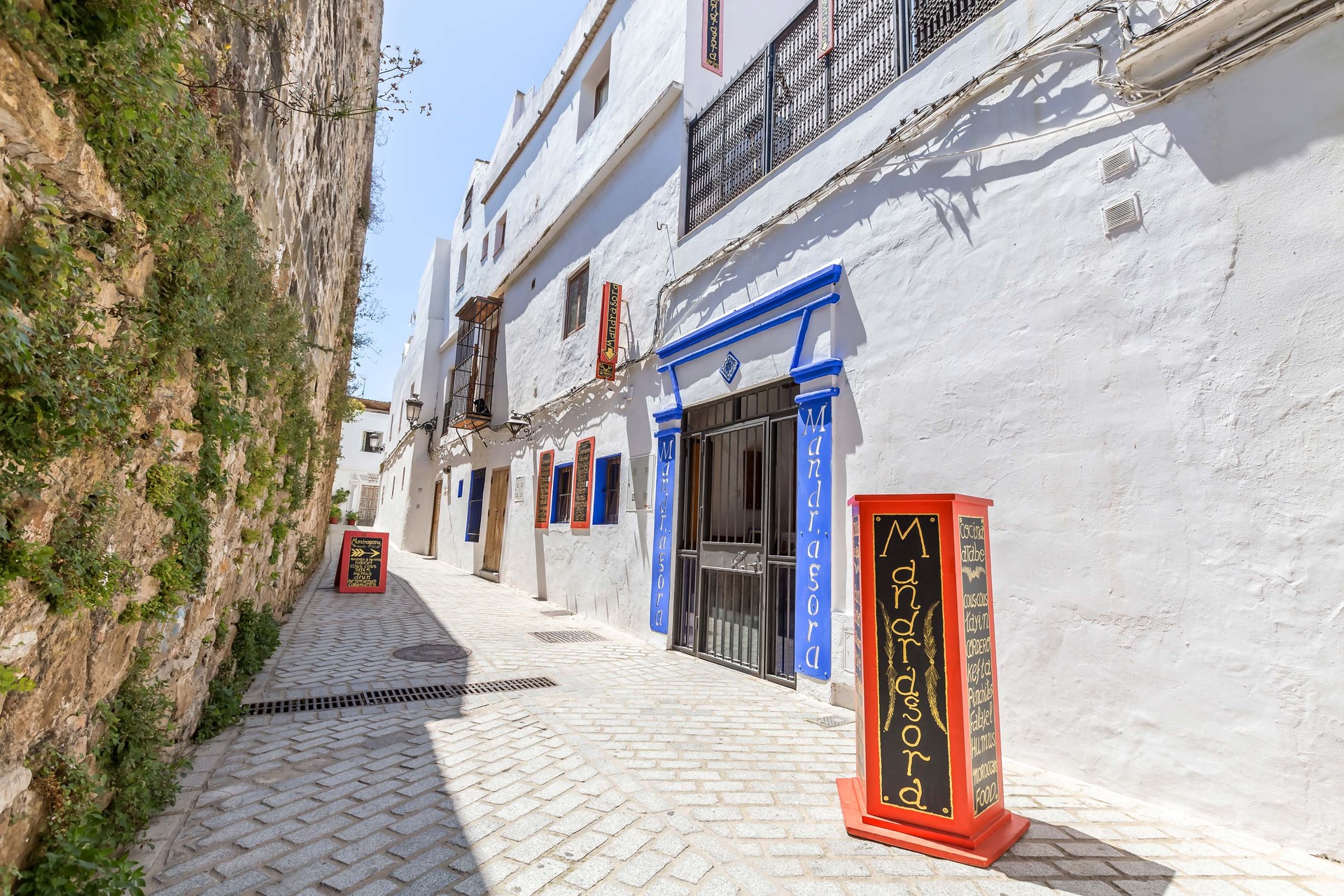 Portal Inmobiliario de Lujo en Tarifa, presenta chalet de lujo venta en Campo de Gibraltar, inmueble familiar para comprar y residencias lujosas en venta en Cádiz.