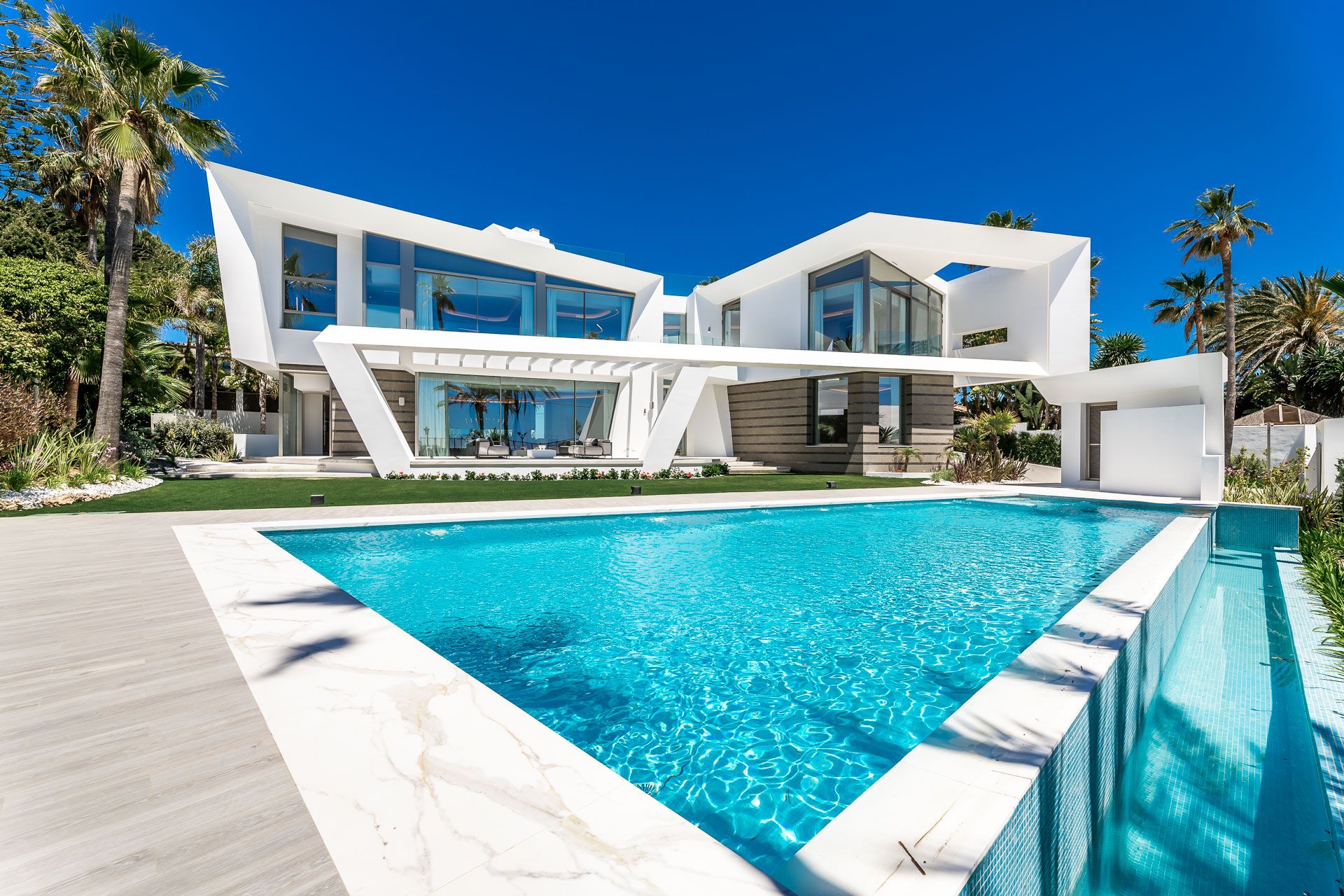 Portal Inmobiliario de Lujo en Los Monteros, presenta chalet de lujo venta en Marbella, inmuebles de alto standing para comprar y villas exclusivas en venta en Milla de Oro.