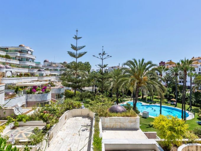 Portal Inmobiliario de Lujo en Puerto Banús, presenta piso de lujo venta en Nueva Andalucía, apartamentos exclusivos para comprar y propiedades lujosas en venta en Marbella.