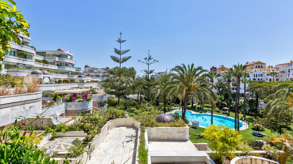 Portal Inmobiliario de Lujo en Puerto Banús, presenta piso de lujo venta en Nueva Andalucía, apartamentos exclusivos para comprar y propiedades lujosas en venta en Marbella.