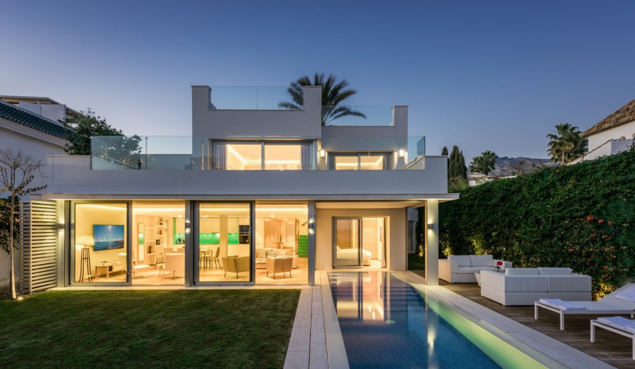 Portal Inmobiliario de Lujo en Lomas de Marbella Club, presenta chalet de lujo venta en Marbella, villa contemporánea para comprar y viviendas exclusivas en venta en Milla de Oro.