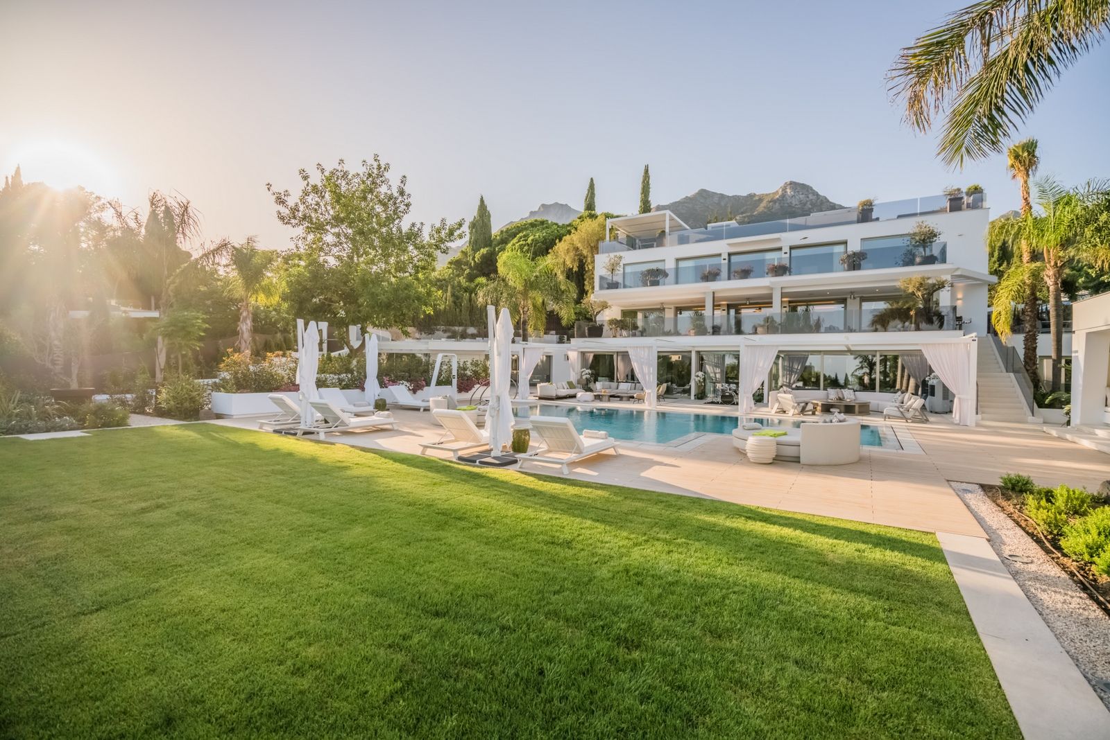 Portal Inmobiliario de Lujo en Sierra Blanca, presenta chalet de lujo venta en Milla de Oro, villa exclusiva para comprar y propiedades lujosas en venta en Marbella.