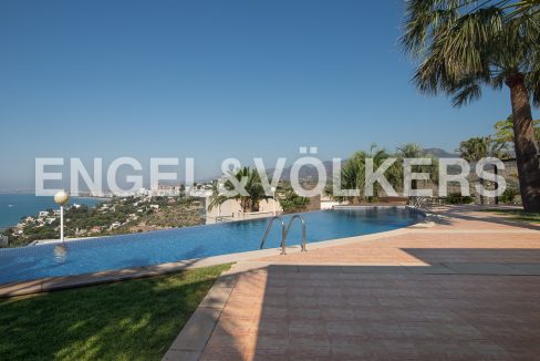 lujosa-villa-con-impresionantes-vistas-al-mar-jardín-exótico-con-barbacoa-piscina-y-baño-exterior