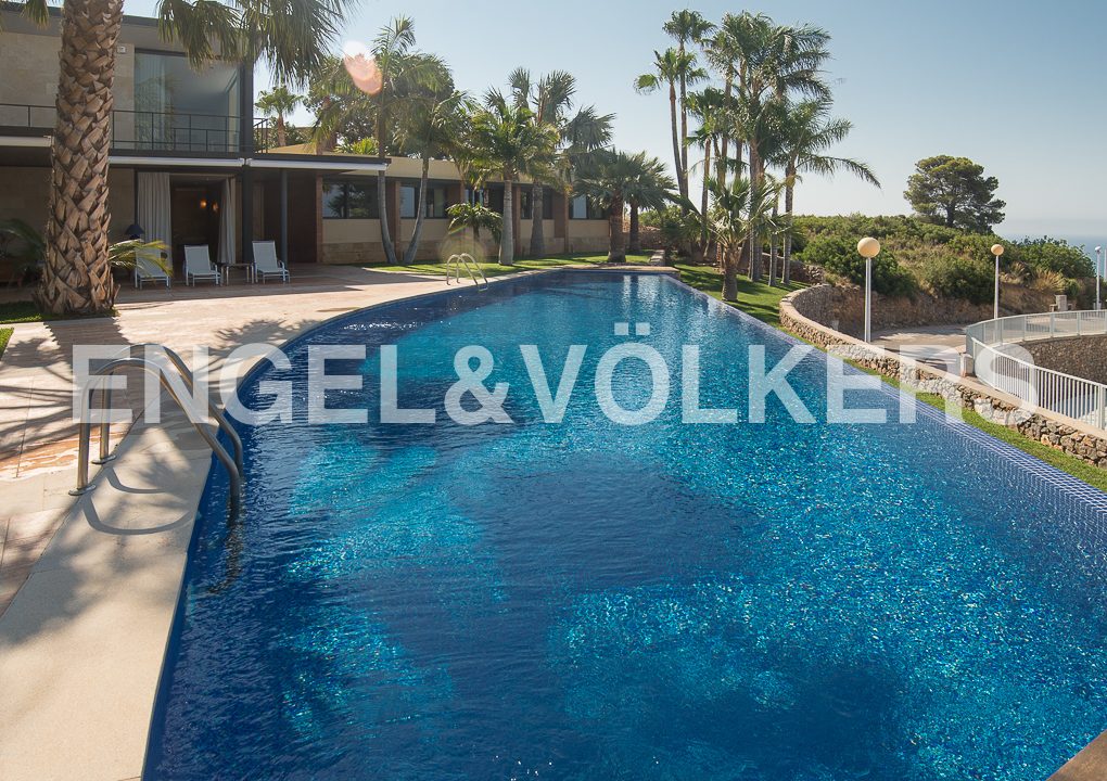 lujosa-villa-con-impresionantes-vistas-al-mar-magnífica-piscina