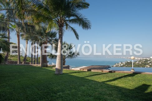 lujosa-villa-con-impresionantes-vistas-al-mar-un-oasis-de-lujo-y-relax