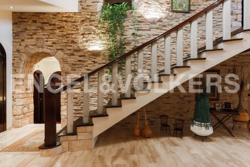 maravillosa-villa-clásica-en-alfinach-detalle-de-la-escalera-y-el-muro-de-mampostería