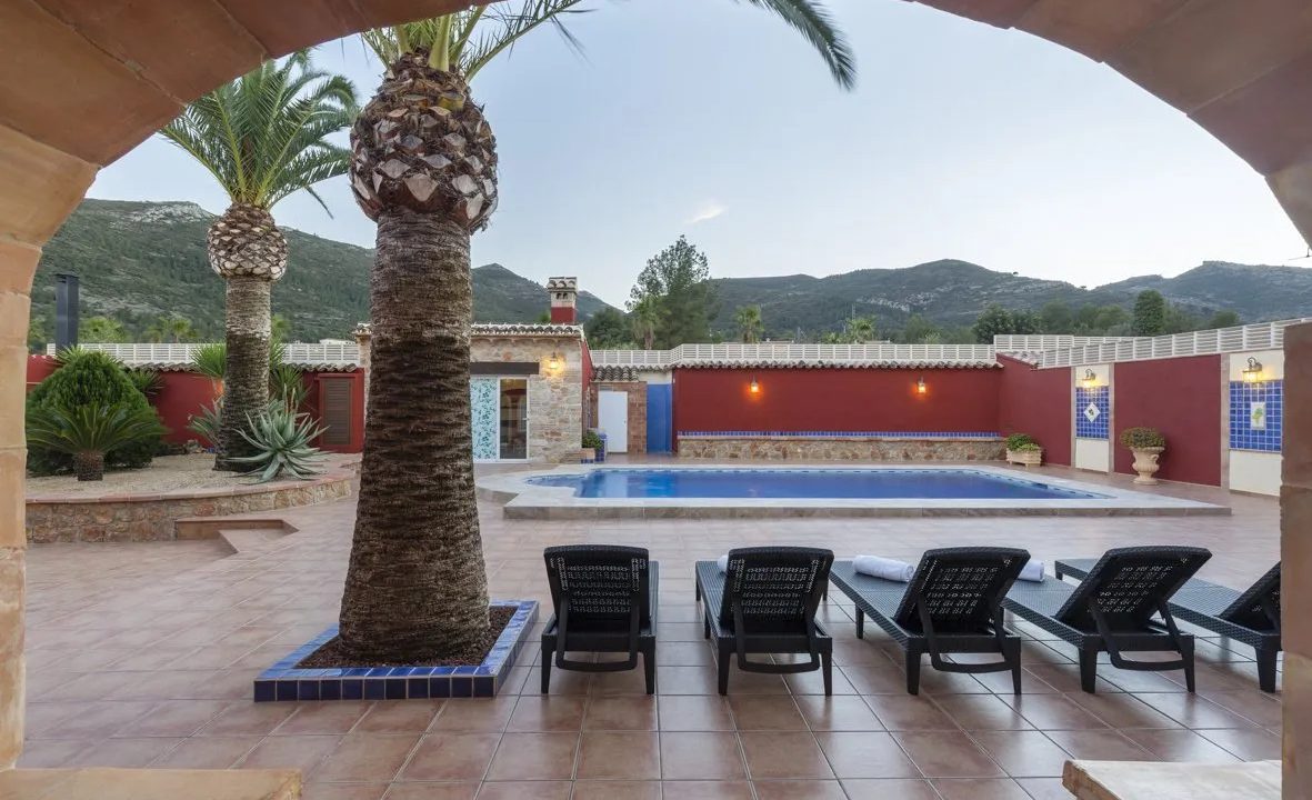 Casa de lujo en Jalón con 3 villas, 12 dormitorios y alta rentabilidad