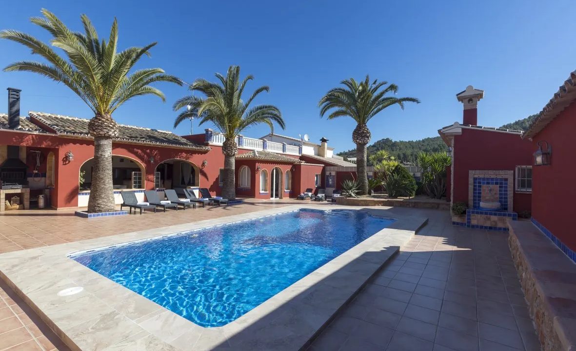 Casa de lujo en Jalón con 3 villas, 12 dormitorios y alta rentabilidad