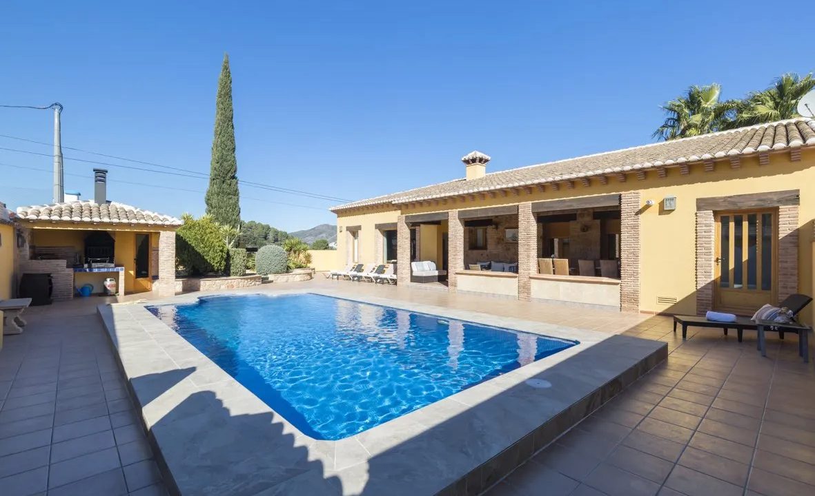 Casa de lujo en Jalón con 3 villas, 12 dormitorios y alta rentabilidad