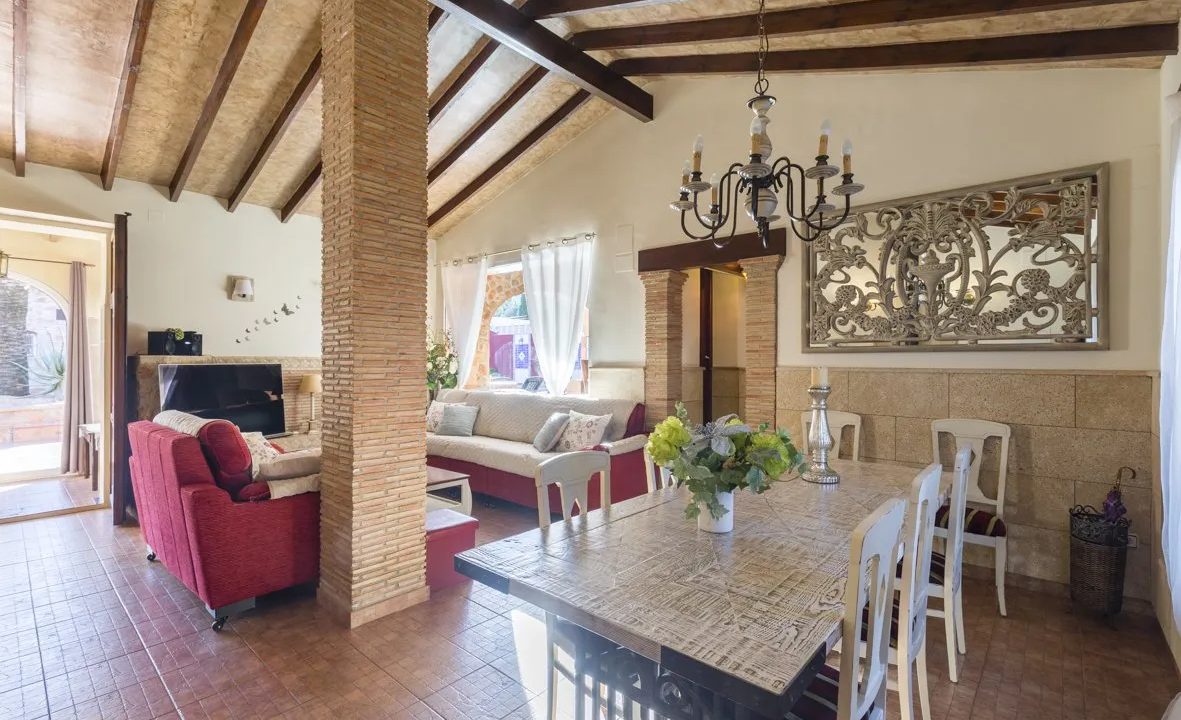 Casa de lujo en Jalón con 3 villas, 12 dormitorios y alta rentabilidad