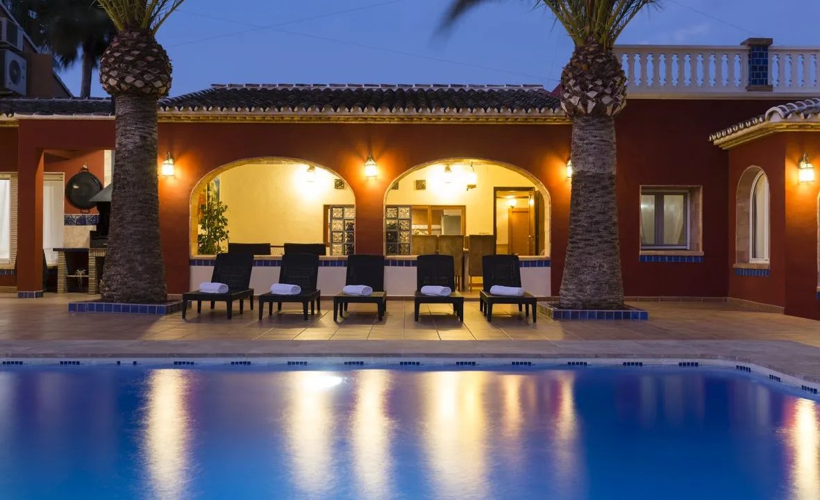 Casa de lujo en Jalón con 3 villas, 12 dormitorios y alta rentabilidad
