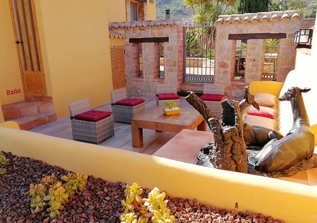 Casa de lujo en Jalón con 3 villas, 12 dormitorios y alta rentabilidad