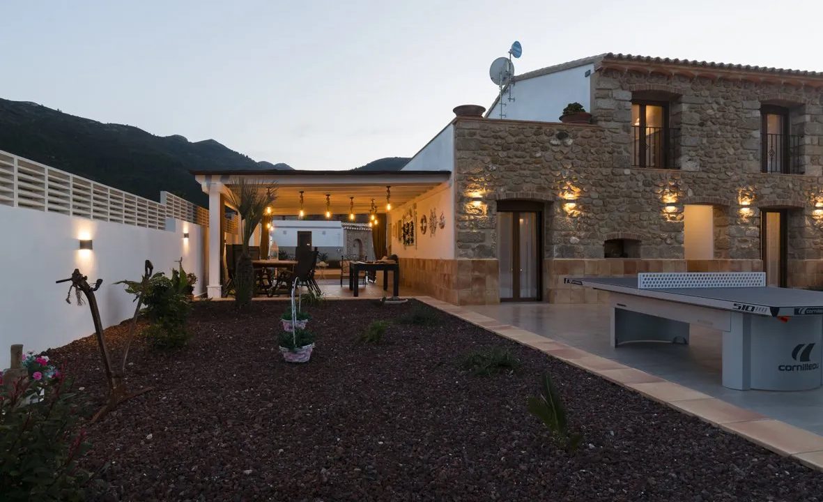 Casa de lujo en Jalón con 3 villas, 12 dormitorios y alta rentabilidad