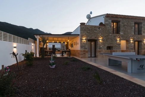 Casa de lujo en Jalón con 3 villas, 12 dormitorios y alta rentabilidad