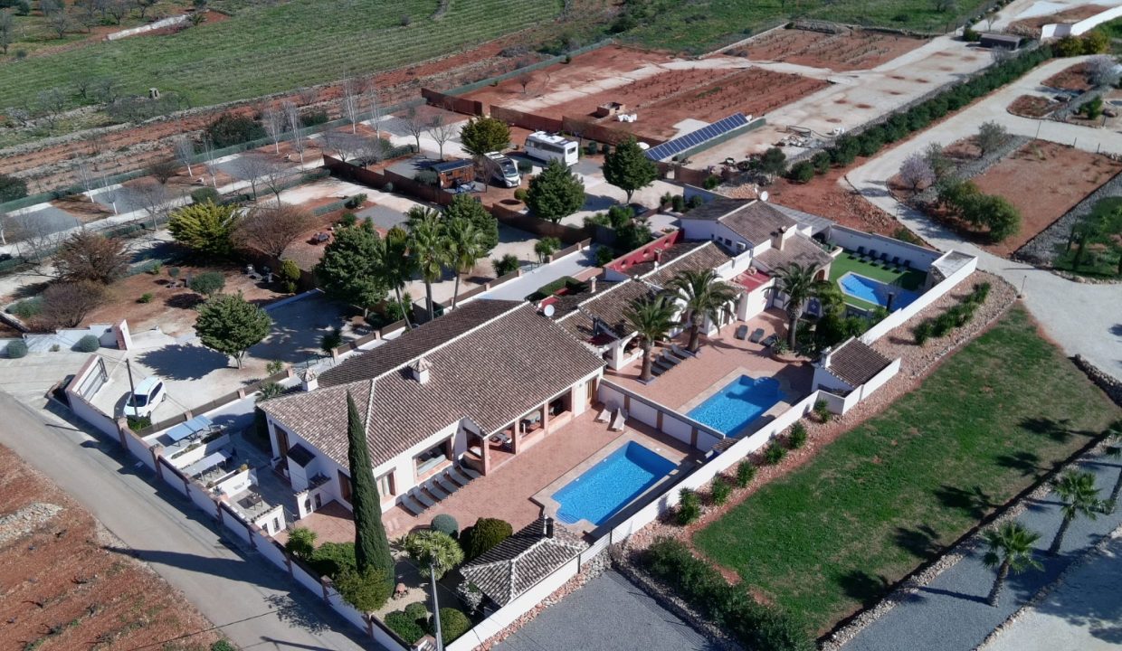 Finca de lujo en Jalón con 3 villas, 12 dormitorios, piscinas y alta rentabilidad como alquiler vacacional.