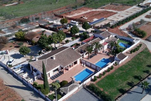 Finca de lujo en Jalón con 3 villas, 12 dormitorios, piscinas y alta rentabilidad como alquiler vacacional.