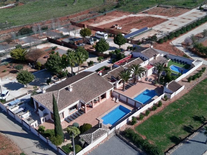 Finca de lujo en Jalón con 3 villas, 12 dormitorios, piscinas y alta rentabilidad como alquiler vacacional.